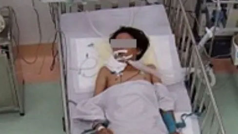 Người đàn ông tả hỏa phát hiện rắn khủng khi đi tắm-1