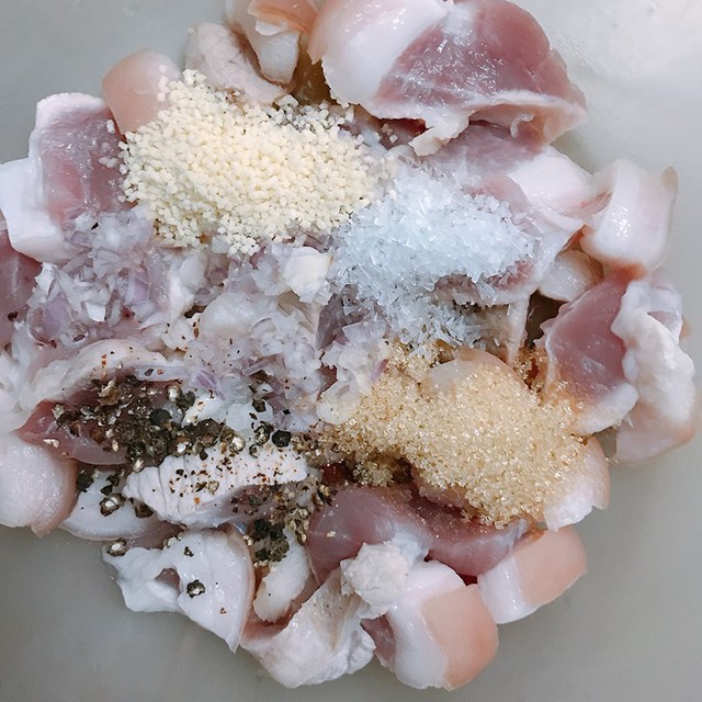 Món thịt ba chỉ kho tiêu dân dã theo cách này thơm ngon, đẹp mắt, chinh phục cả cái dạ dày khó tính nhất-2