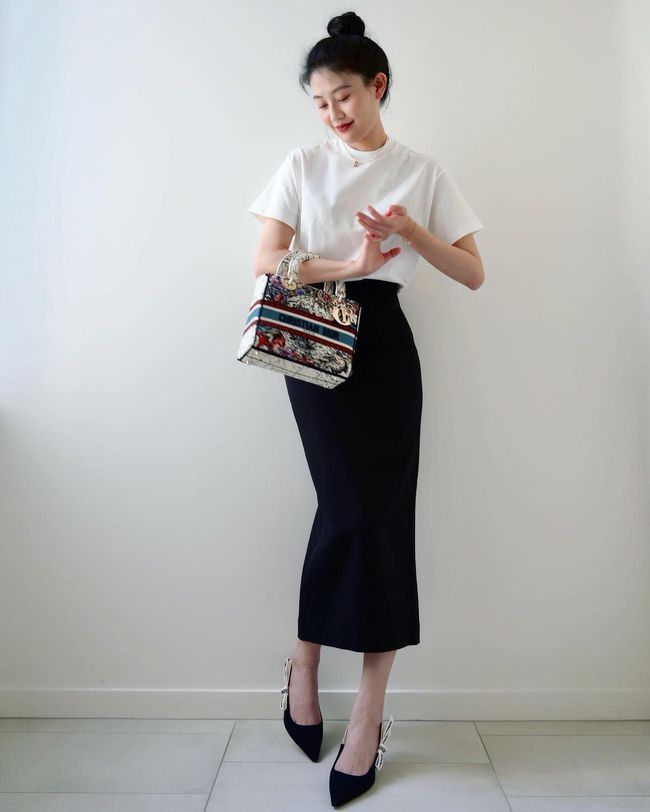 12 cách mặc chân váy đen đẹp từ đi làm tới đi chơi-4