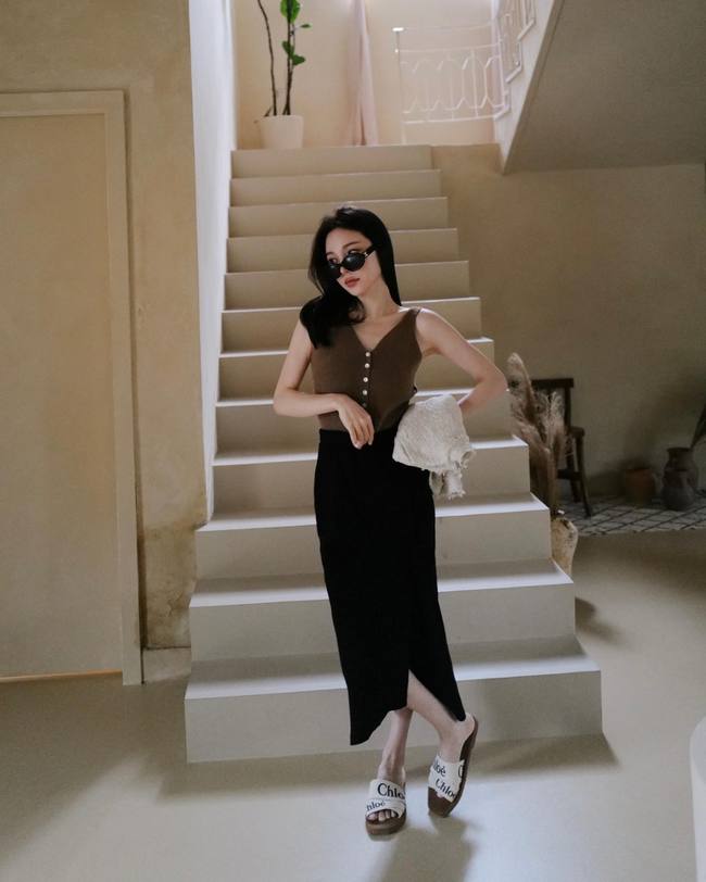 12 cách mặc chân váy đen đẹp từ đi làm tới đi chơi-6