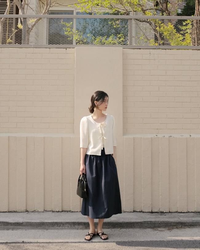 12 cách mặc chân váy đen đẹp từ đi làm tới đi chơi-7