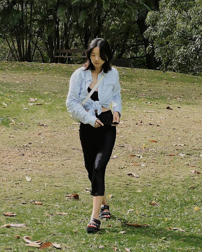 12 cách mặc chân váy đen đẹp từ đi làm tới đi chơi-8