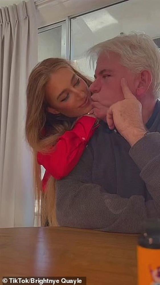 Cô gái 22 tuổi quyết định kết hôn với bố đơn thân 57 tuổi có 4 con riêng-2