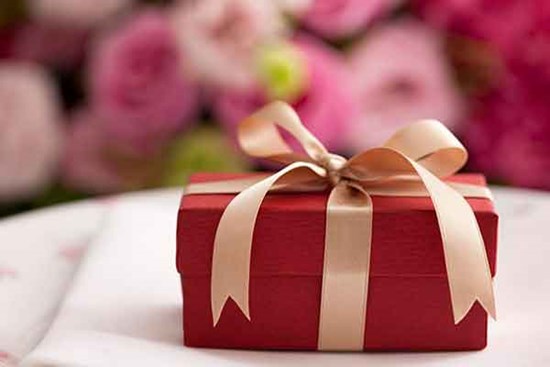 Bật khóc nghẹn ngào khi cầm món quà chị gái tặng trong ngày cưới