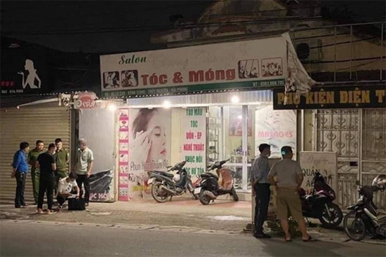 Người đàn ông ra tay sát hại bạn gái khi đang gội đầu cho khách tại quán
