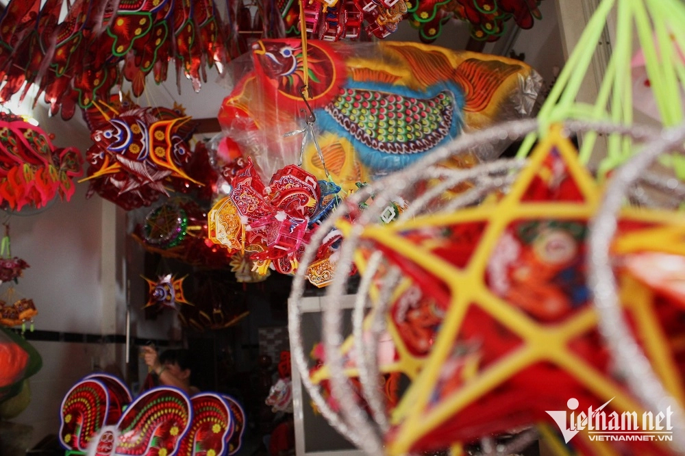 Hàng Việt lép vế, Tết trung thu rước toàn lồng đèn Trung Quốc-1