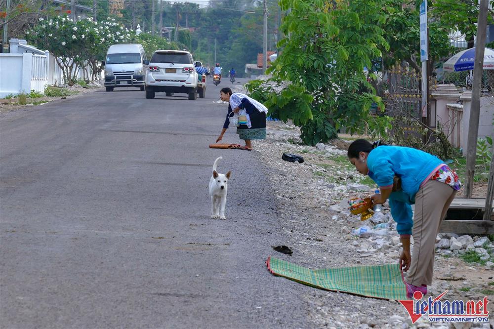Nhà sư Lào đi khất thực mỗi sáng-1