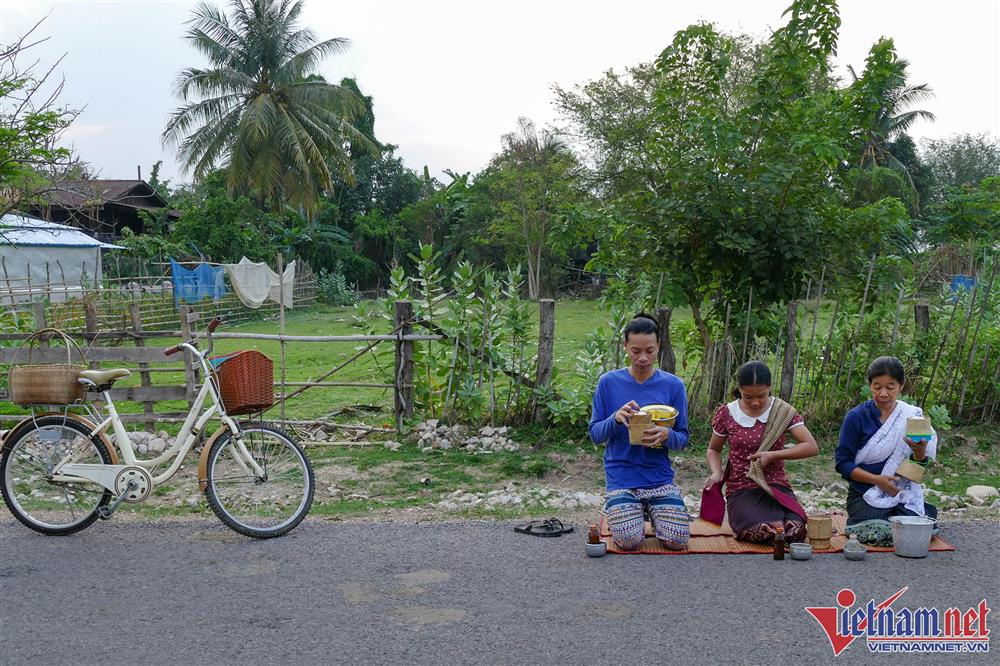 Nhà sư Lào đi khất thực mỗi sáng-2