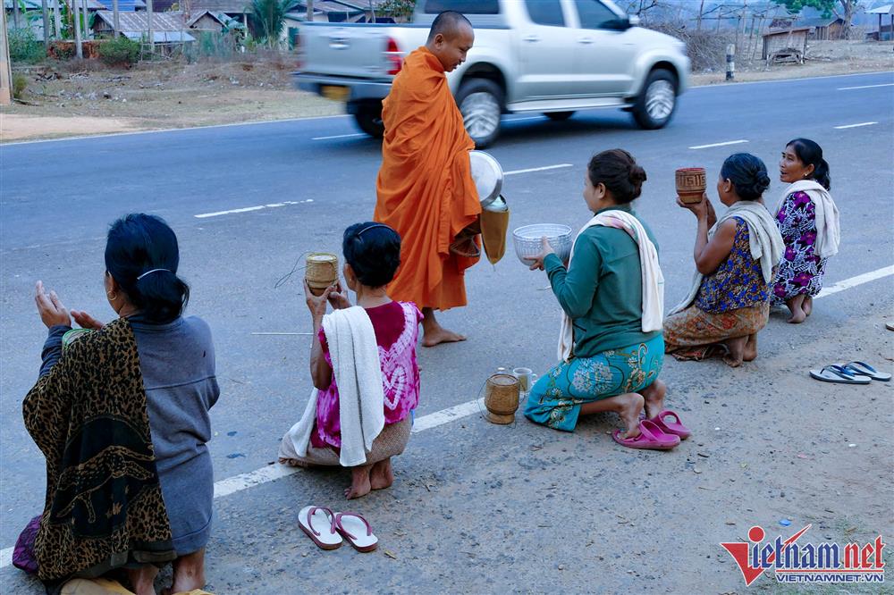 Nhà sư Lào đi khất thực mỗi sáng-3