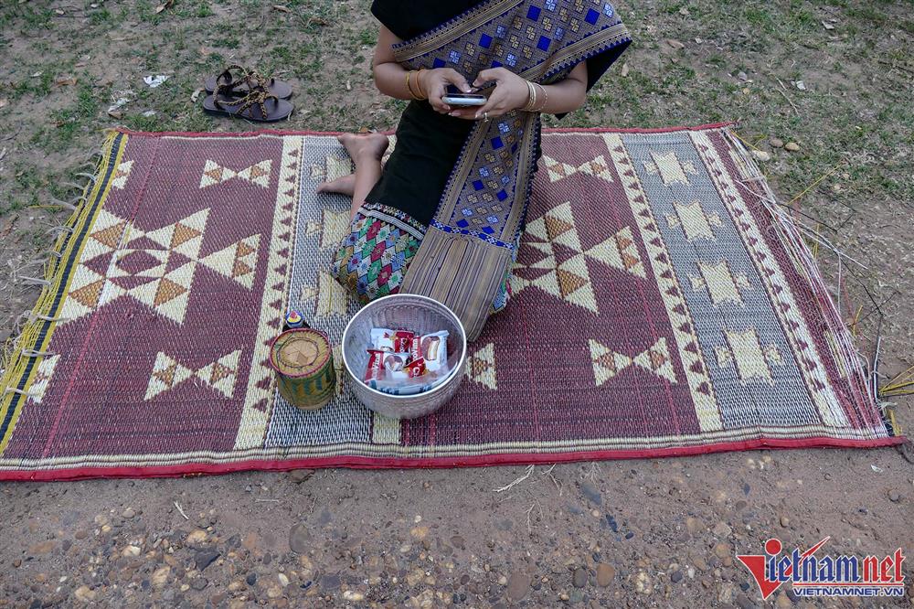 Nhà sư Lào đi khất thực mỗi sáng-4