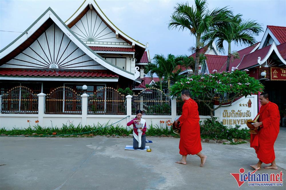 Nhà sư Lào đi khất thực mỗi sáng-5