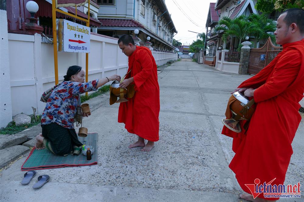 Nhà sư Lào đi khất thực mỗi sáng-7