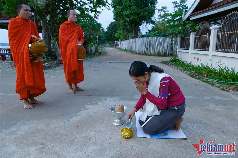 Nhà sư Lào đi khất thực mỗi sáng-8