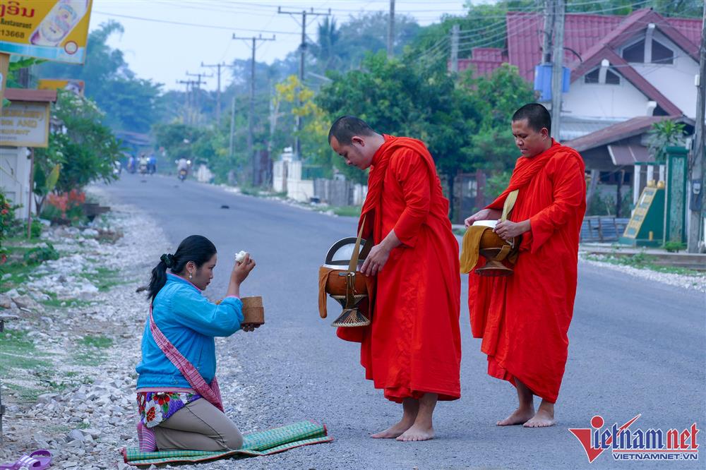 Nhà sư Lào đi khất thực mỗi sáng-11