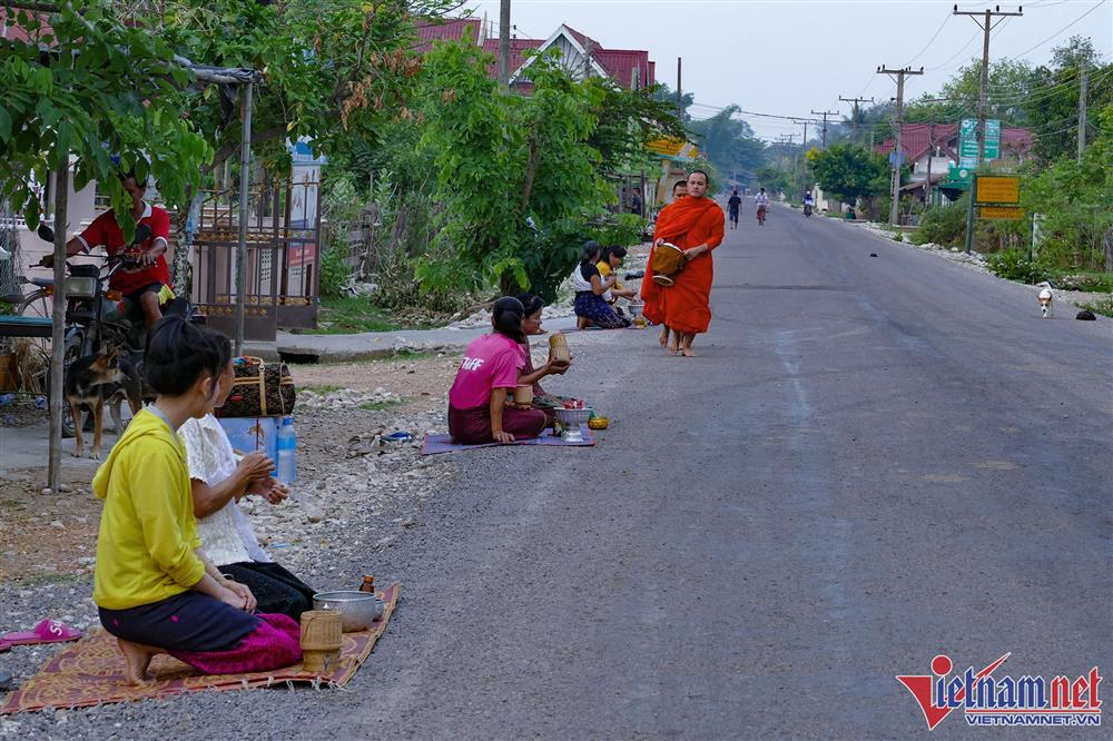 Nhà sư Lào đi khất thực mỗi sáng-12