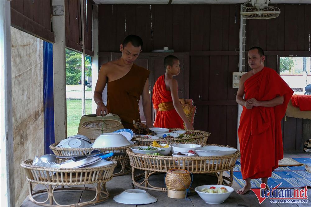 Nhà sư Lào đi khất thực mỗi sáng-13
