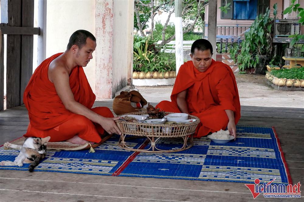 Nhà sư Lào đi khất thực mỗi sáng-14