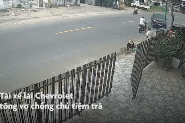 Camera ghi lại cảnh xe Chevrolet tông vợ chồng chủ tiệm trà