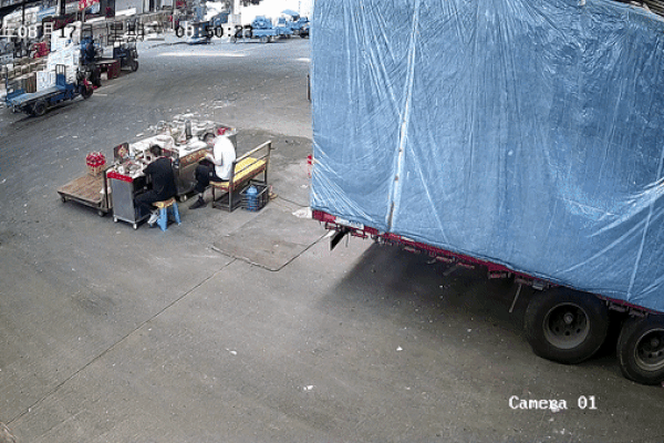 Cúi xuống châm thuốc, người đàn ông suýt bị 'hủy dung nhan'