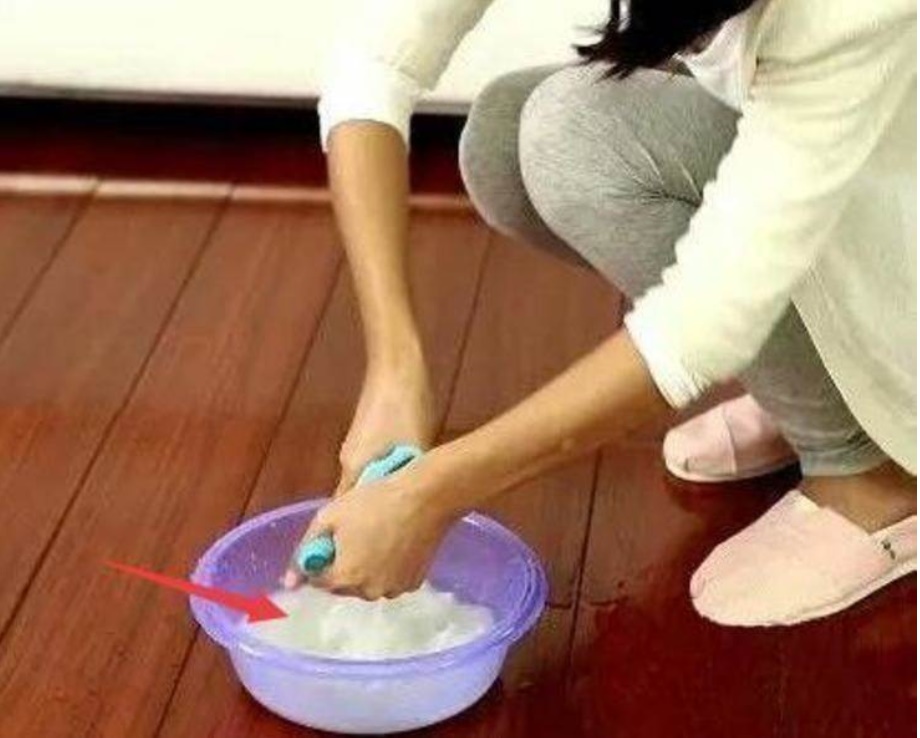 Lau sàn bằng nước tưởng sạch nhưng hóa ra vô ích! Hãy thử ngay 6 nguyên liệu rẻ tiền này, nửa tháng sau mới phải lau lại-2