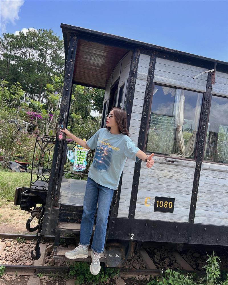 Kiểu quần jeans sao Việt diện nhiều nhất: Hack dáng hiệu quả hơn cả jeans ống rộng-8