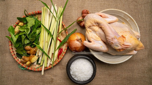 Cuối tuần mẹ đảm trổ tài làm gà rang muối thơm ngon nhức nhối, cả nhà lai rai ai cũng tấm tắc khen-1