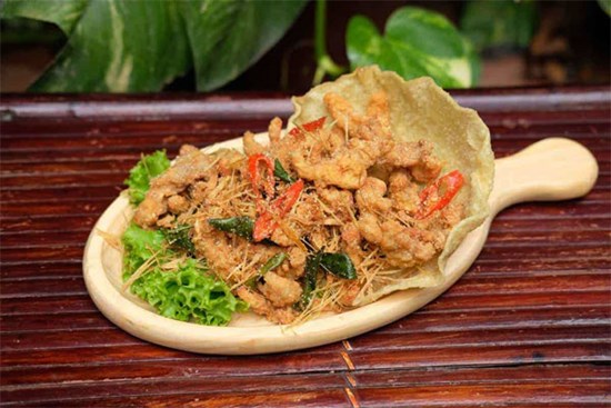 Cuối tuần mẹ đảm trổ tài làm gà rang muối thơm ngon nhức nhối, cả nhà lai rai ai cũng tấm tắc khen