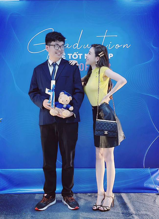 Con trai nằng nặc đòi đi phục vụ nhà hàng, nàng Hậu chịu chi nhất nhì Vbiz có cách ứng xử quá đáng nể-3