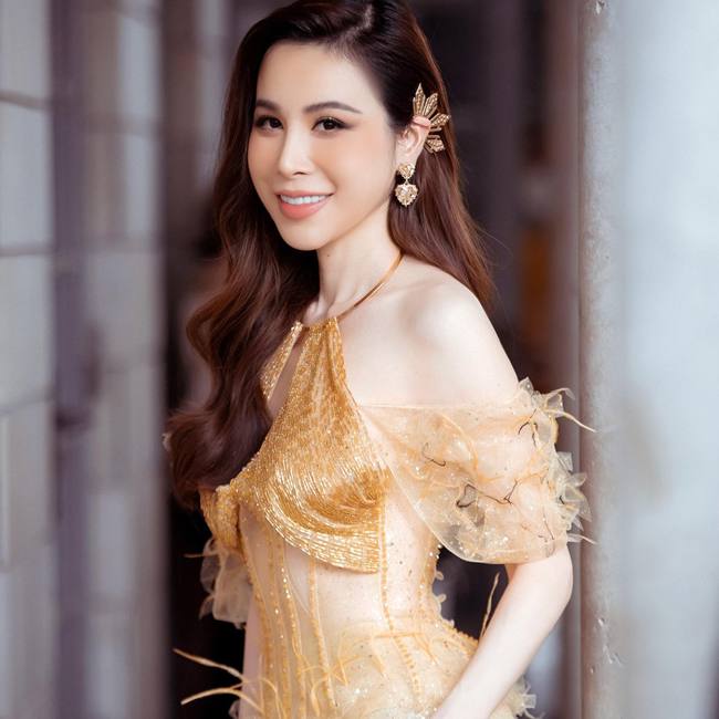 Con trai nằng nặc đòi đi phục vụ nhà hàng, nàng Hậu chịu chi nhất nhì Vbiz có cách ứng xử quá đáng nể-1