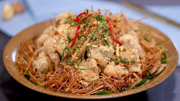 Cuối tuần mẹ đảm trổ tài làm gà rang muối thơm ngon nhức nhối, cả nhà lai rai ai cũng tấm tắc khen-2