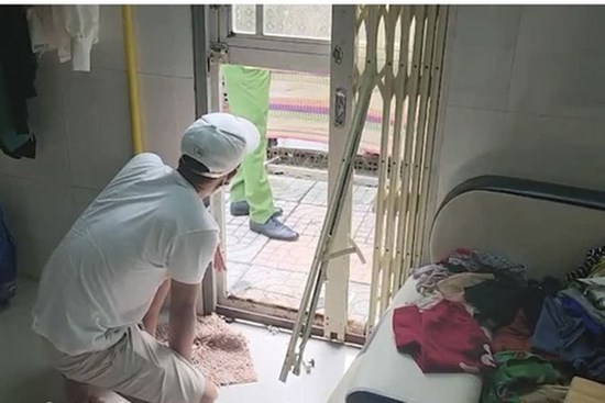 Con trai 5 tuổi báo có kẻ lạ vào nhà, mẹ bất cẩn mất hơn 1,4 tỉ đồng