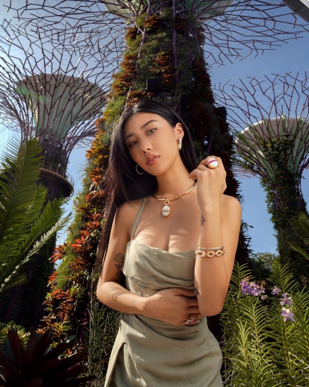 Chân dung rich kid là con gái đỡ đầu của Thành Long và cuộc sống dát đầy đồ hiệu-4