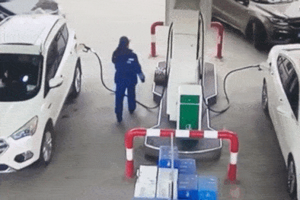 Video: Lái xe khi chưa rút vòi bơm, nữ tài xế kéo đổ cột bơm xăng