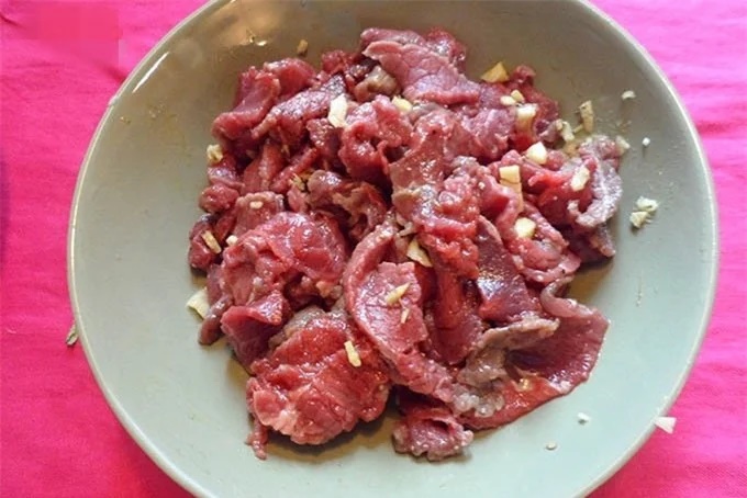 Cho thứ này vào thịt bò hết sạch mùi gây lại mềm ngon, đậm vị-3