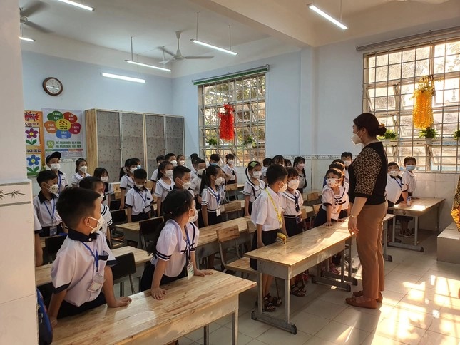 TPHCM: Phụ huynh than phiền nhà vệ sinh dơ bẩn, các loại phí đầu năm học quá lớn-1