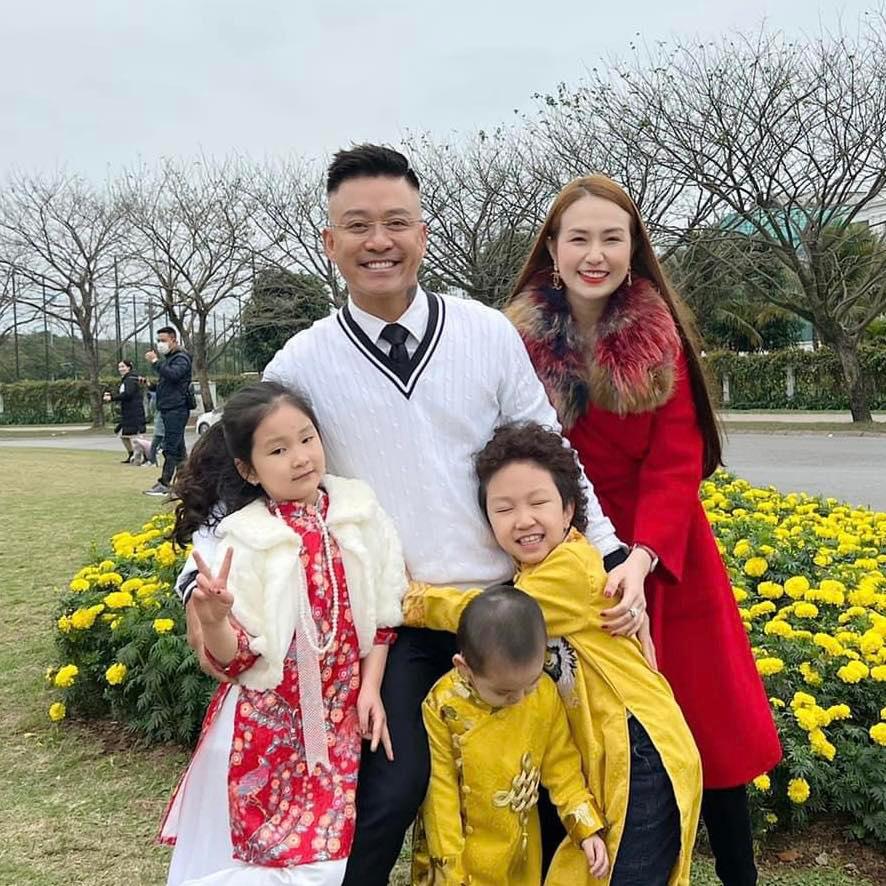 Ca sĩ Tuấn Hưng: Tiền không mua được ký ức tuổi thơ của các con về bố mẹ-1