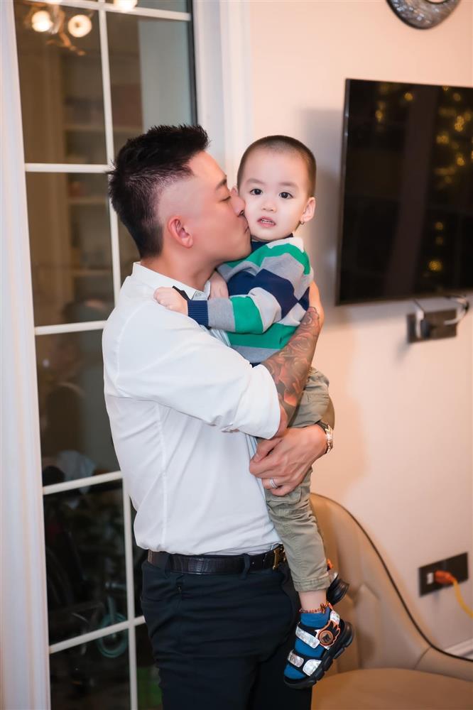 Ca sĩ Tuấn Hưng: Tiền không mua được ký ức tuổi thơ của các con về bố mẹ-6