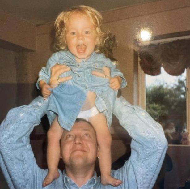 Sau khi kết hôn, nhìn thấy một bức ảnh trong nhà cô dâu mà chú rể bất ngờ vì điều xảy đến gần 30 năm trước-2