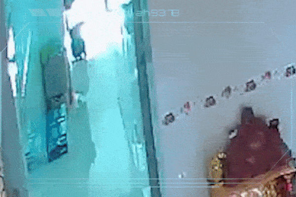 Clip: Giữa ban ngày, kẻ gian đột nhập nhà dân 'cuỗm' hơn 1,4 tỷ đồng