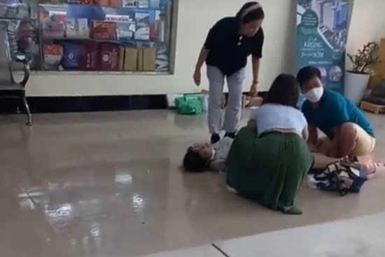 Hà Nội: Người chồng đỡ đẻ cho vợ ngay tại sảnh chung cư