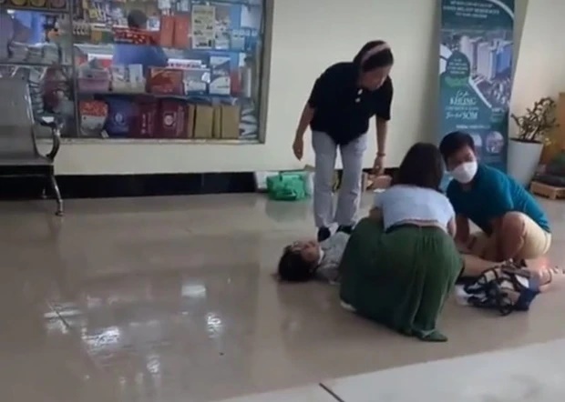 Hà Nội: Người chồng đỡ đẻ cho vợ ngay tại sảnh chung cư-1