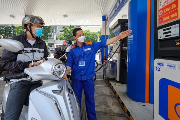 Giá xăng giữ nguyên, giá dầu tăng cao-2