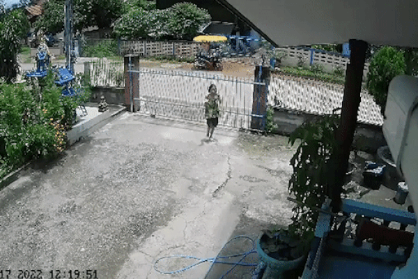 Cổng sắt bất ngờ đổ sập, đè trúng người phụ nữ lớn tuổi