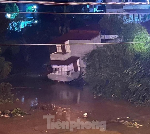 Kinh hãi 3 ngôi nhà nghiêng đổ xuống sông trong đêm-1