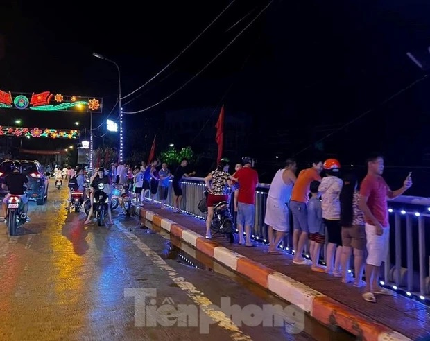 Kinh hãi 3 ngôi nhà nghiêng đổ xuống sông trong đêm-2