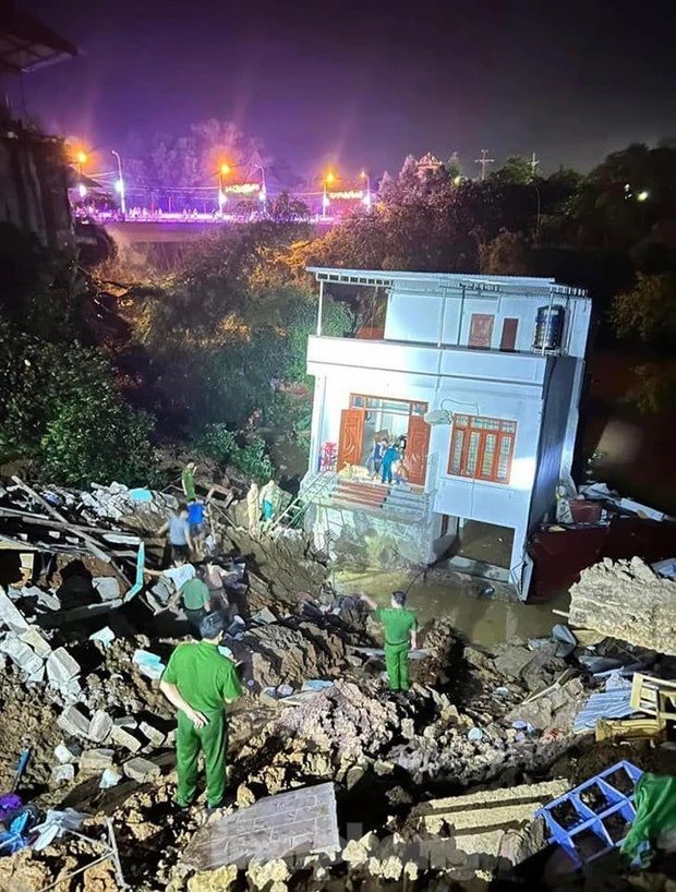 Kinh hãi 3 ngôi nhà nghiêng đổ xuống sông trong đêm-3