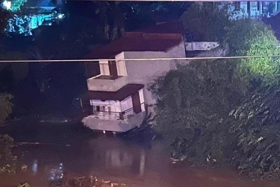 Kinh hãi 3 ngôi nhà nghiêng đổ xuống sông trong đêm