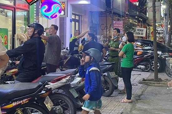 Giết người vì nghi bị chủ tiệm điện thoại cài định vị theo dõi