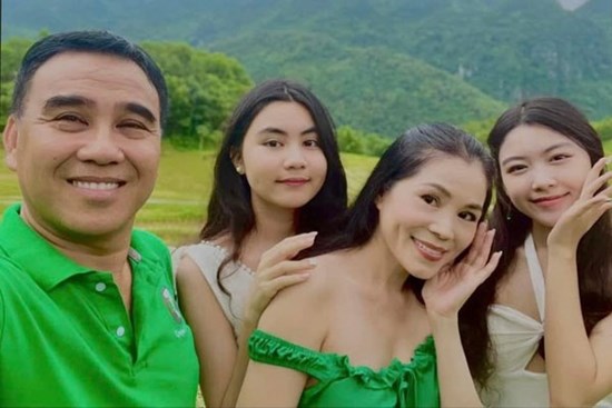 Người vợ xinh đẹp của MC Quyền Linh: Có 2 bằng đại học, chia sẻ điều sợ nhất khiến ai cũng phải khen cách dạy con