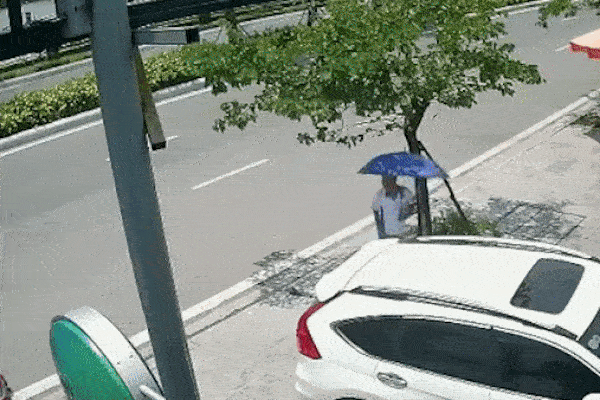 Người đàn ông suýt bị ôtô tông khi đứng vẫy khách trên vỉa hè